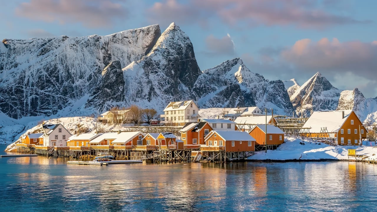 हा अनोखा देश म्हणजे नॉर्वे. नॉर्वेला जगभरात ‘मिडनाइट सन’ म्हणजेच अर्ध्या रात्रीचा सूर्य यासाठी ओळखले जाते. दरवर्षी काही महिन्यांसाठी नॉर्वेमध्ये जणू वेळच थांबल्यासारखा भास होतो. येथे संध्याकाळ होते पण पूर्ण अंधार कधीच होत नाही. 