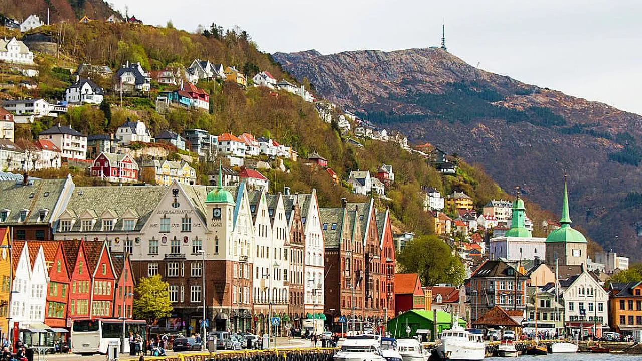 नॉर्वे आर्क्टिक सर्कलच्या अत्यंत जवळ असणारा देश आहे. त्याची भौगोलिक रचना आणि पृथ्वीवरील स्थान यामुळेच तिथे ही अद्भुत नैसर्गिक घटना घडते. दरवर्षी मे ते जुलै या कालावधीत सुमारे 76 दिवसांपर्यंत नॉर्वेमध्ये सूर्य अस्ताला जात नाही. 