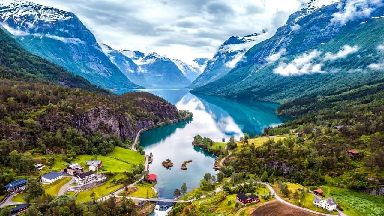 सूर्य क्षितिजाजवळ फिरत राहतो, मात्र पूर्णपणे खाली मावळत नाही. त्यामुळे मध्यरात्रीही आकाशात उजेड कायम राहतो. या काळात पृथ्वीचे घूर्णन अंधाराला नॉर्वेजवळील काही भागांपर्यंत घेऊन येते, मात्र नॉर्वे देशाला संपूर्णपणे अंधारात लपेटू शकत नाही. अंधार जणू या देशाला स्पर्श करून पुढे निघून जातो. 