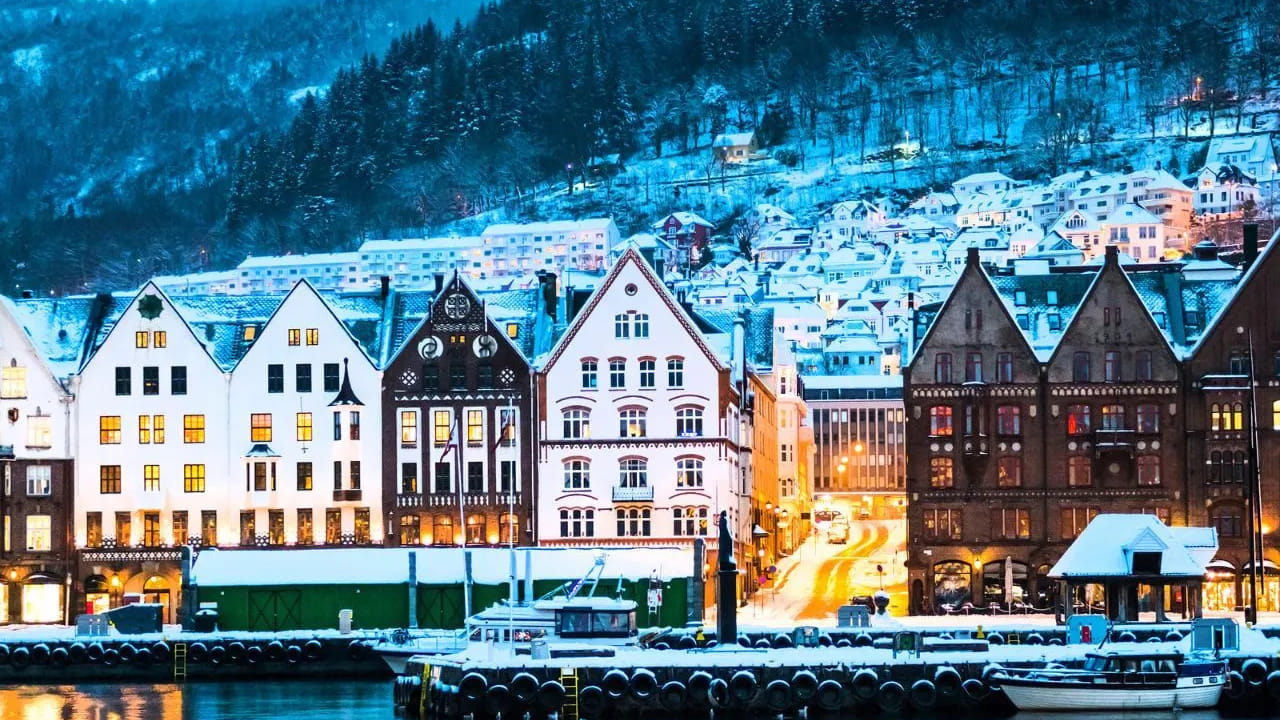 दरम्यान, येथे फक्त हलकीशी संध्याकाळ अनुभवायला मिळते पण पूर्ण रात्र कधीच होत नाही. सोशल मीडियावर नॉर्वेच्या मिडनाइट सनचे फोटो आणि व्हिडीओ मोठ्या प्रमाणात व्हायरल होत असतात. हे दृश्य पाहून लोक अचंबित होतात. 