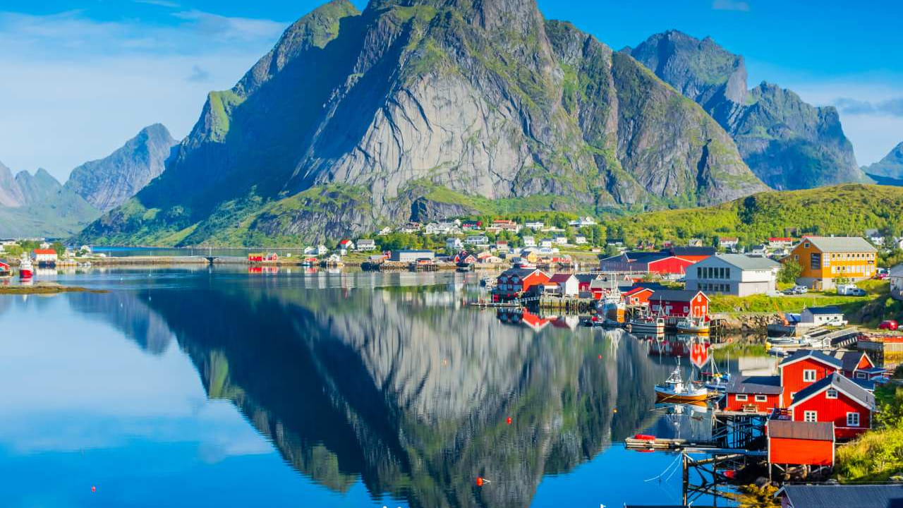 ना पूर्ण रात्र होते, ना घनदाट अंधार. मध्यरात्रीही आकाशात सूर्य दिसत राहतो आणि आजूबाजूला मंद उजेड पसरलेला असतो. सोशल मीडियावर सध्या या अनोख्या देशाची मोठी चर्चा सुरू असून लोक याला निसर्गाचा अद्भुत चमत्कार म्हणत आहेत.