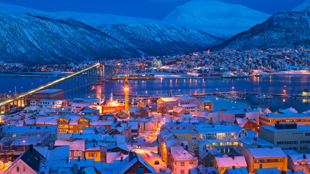 सर्वजण लहानपणापासून एकच गोष्ट ऐकत आलो आहोत, दिवसानंतर रात्र येते आणि सूर्य मावळला की अंधार पसरतो. मात्र, जगात एक असा देश आहे जिथे तब्बल दोन महिने सूर्य मावळतच नाही. 