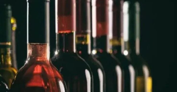 ओल्ड मंक या रमची किंमतदेखील सामान्यांना परवडणारी आहे. त्यामुळेच व्हॅल्यू फॉर मनी असल्यामुळे ही रम लोकांना फार आवडते. दिल्लीमध्ये 180 मिलीची ओल्ड मंक फक्त 355 रुपयांना मिळते. तर 750 रुपयांची बॉटल 1000 रुपयांना मिळते. 