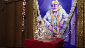 नववर्षाच्या पहिल्याच दिवशी साईबाबांना हिरेजडीत सुवर्ण मुकुट अर्पण