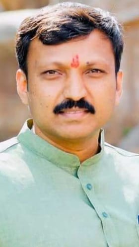 ओमराजे निंबाळकरांनी जिल्हाधिकाऱ्यांची केली खरडपट्टी.