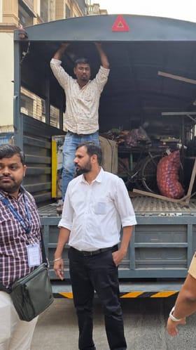 बेकायदेशीर अतिक्रमण, पार्किंग, शेडवर ओशिवरा पोलिसांची मोठी कारवाई.