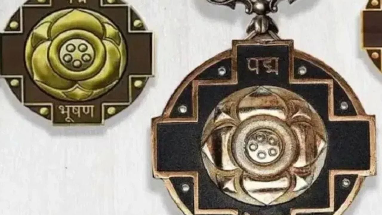 Padma Award : पद्म पुरस्काराचं एक पदक तयार करण्यासाठी किती खर्च येतो? कुठे तयार होतात? Padma Award : पद्म पुरस्काराचं एक पदक तयार करण्यासाठी किती खर्च येतो? कुठे तयार होतात?