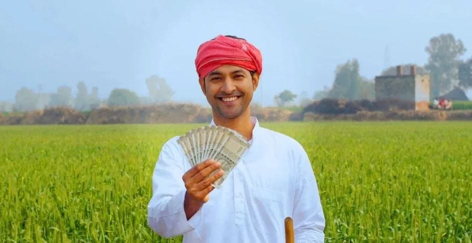 पंतप्रधान शेतकरी सन्मान योजने अंतर्गत देशातील कोट्यवधी पात्र शेतकऱ्यांना वर्षाला 6000 रुपयांची मदत केली जाते. हे सहा हजार रुपये शेतकऱ्यांनी एकूण तीन टप्प्यात दिले जातात. प्रत्येक टप्प्यात 2000 रुपये याप्रमाणे शेतकऱ्यांना एकूण सहा हजार रुपयांचे वाटप केले जाते. 