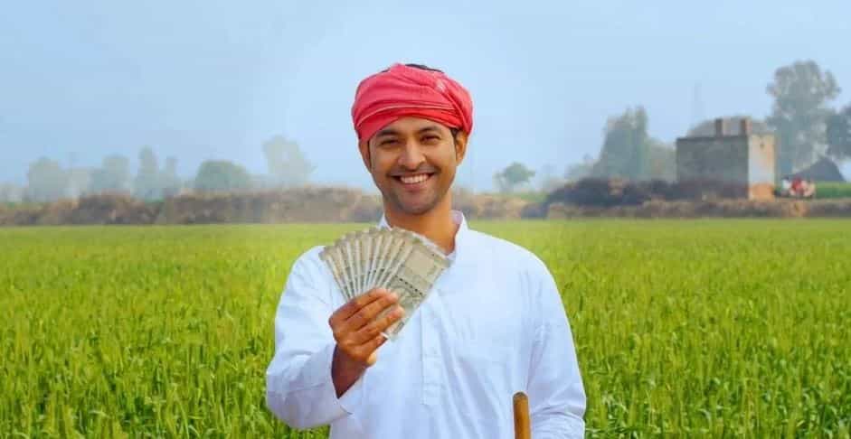 पंतप्रधान शेतकरी सन्मान योजने अंतर्गत देशातील कोट्यवधी पात्र शेतकऱ्यांना वर्षाला 6000 रुपयांची मदत केली जाते. हे सहा हजार रुपये शेतकऱ्यांनी एकूण तीन टप्प्यात दिले जातात. प्रत्येक टप्प्यात 2000 रुपये याप्रमाणे शेतकऱ्यांना एकूण सहा हजार रुपयांचे वाटप केले जाते.