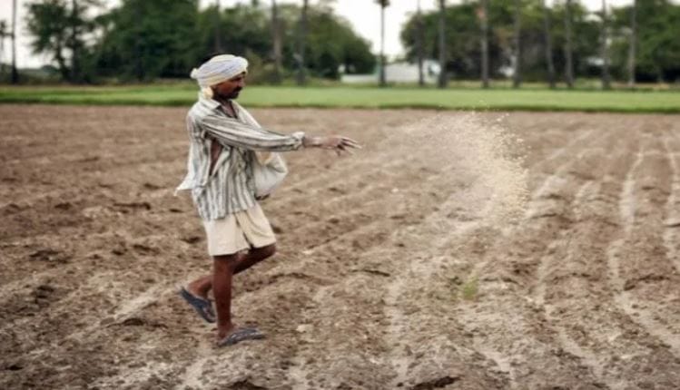 केंद्र सरकार पात्र शेतकऱ्यांच्या बँक खात्यात प्रत्येक वर्षाला 6000 रुपये पाठवते. हा निधी प्रत्येक वेळी 2000 रुपये याप्रमाणे एकूण तीन टप्प्यांत दिला जातो. याच आर्थिक मदतीच्या जोरावर शेतकरी आपल्या महत्त्वाच्या गरजा भागवतात. 