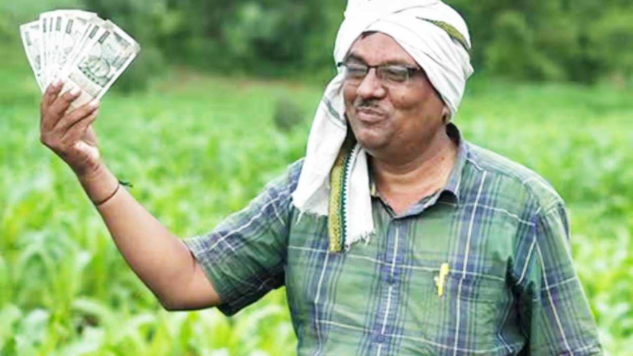 शेतकरी योजनेत बोगस लाभार्थी ओळखता यावे आणि त्यांना योजनेच्या बाहेर करण्यात यावे यासाठी ईकेवायसी आणि फार्मर आयडीची सक्ती करण्यात येत आहे. फार्मर आयडी, शेतकऱ्यांचे ओळखपत्र तयार करणे ही सोपी पद्धत आहे. हे एक प्रकारे शेतकऱ्यांचे डिजिटल प्रोफाईल आहे.