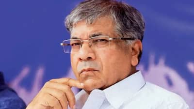 मोठी बातमी! अखेर 3 बड्या पक्षांना एमआयएमसोबत जाण्यास भाग पाडलं, प्रकाश आंबेडकरांची मोठी खेळी, घरातच 45 मिनिटांत ठरला प्लान