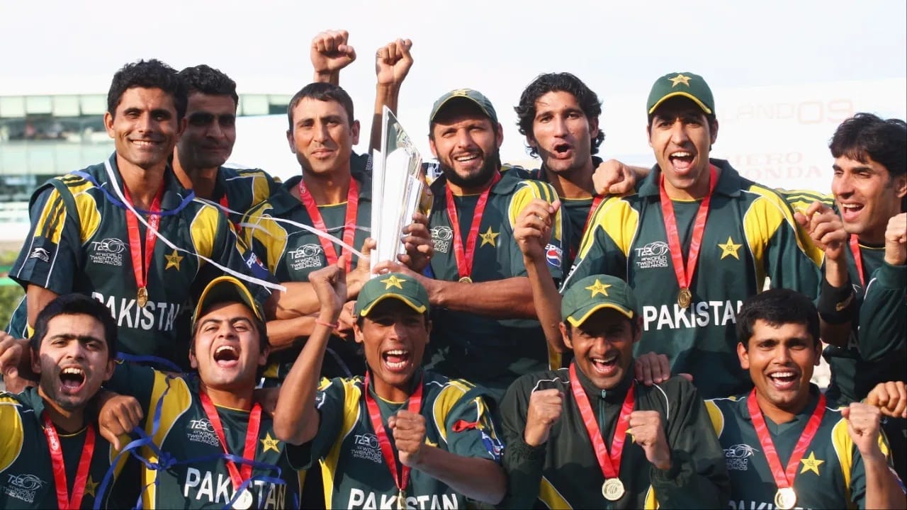 पाकिस्तान 2009 साली झालेल्या दुसर्‍याच टी 20i वर्ल्ड कप स्पर्धेत युनूस खान याच्या नेतृत्वात चॅम्पियन ठरली होती. पॉल कॉलिंगवुड याने त्याच्या नेतृत्वात 2010 साली इंग्लंडला वर्ल्ड कप जिंकून दिला होता. त्यानंतर श्रीलंकेने लसिथ मलिंगा याच्या कॅप्टन्सीत 2014 साली टी 20i वर्ल्ड कप ट्रॉफीवर नाव कोरलं होतं. (Photo Credit: Getty Images)