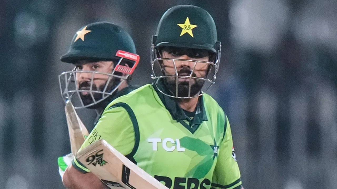 तीन सामन्यांच्या टी20 मालिकेतील पहिल्या सामन्यात पाकिस्तानने ऑस्ट्रेलियाला पराभूत केलं. पाकिस्तानने ऑस्ट्रेलियाला 22 धावांनी नमवलं. यासह तीन सामन्यांच्या मालिकेत 1-0 ने आघाडी घेतली आहे. (Photo- PTI)