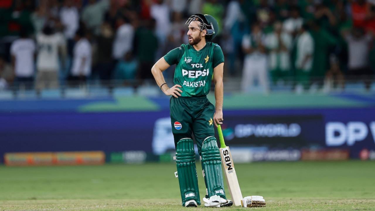 पाकिस्तानी मिडिया रिपोर्टनुसार, पाकिस्तानने या स्पर्धेतून माघार घेतली तर आयसीसी पीसीबीवर 38 दशलक्ष डॉलर्स म्हणजेच 350 कोटी रुपयांचा खटला भरू शकते. इतकंच काय भारतविरुद्धच्या सामन्यात खेळले नाही तरी हा दावा ठोकला जाऊ शकतो. प्रसारक पीसीबीवर भरपाईसाठी दावा दाखल करू शकतात. (Photo- ACC/Asian Cricket)