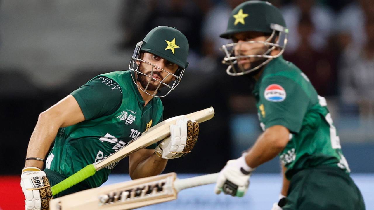 टी20 वर्ल्डकप स्पर्धेपूर्वी बांगलादेशची नाटकं संपल्यानंतर पाकिस्तानने दुसरा अंक सुरू केला आहे. टी20 वर्ल्डकप खेळायचा की नाही? किंवा भारताविरूद्धच्या सामन्यावर बहिष्काराची चर्चा पीसीबीकडून सुरू आहे. यासाठी पीसीबीने चेंडू पाकिस्तान सरकारच्या कोर्टात टाकला आहे. पण पाकिस्तानने या स्पर्धेतून किंवा सामन्यातून माघार घेतली तर आयसीसी कारवाईचा बडगा उगारेल. (Photo- ACC/Asian Cricket)