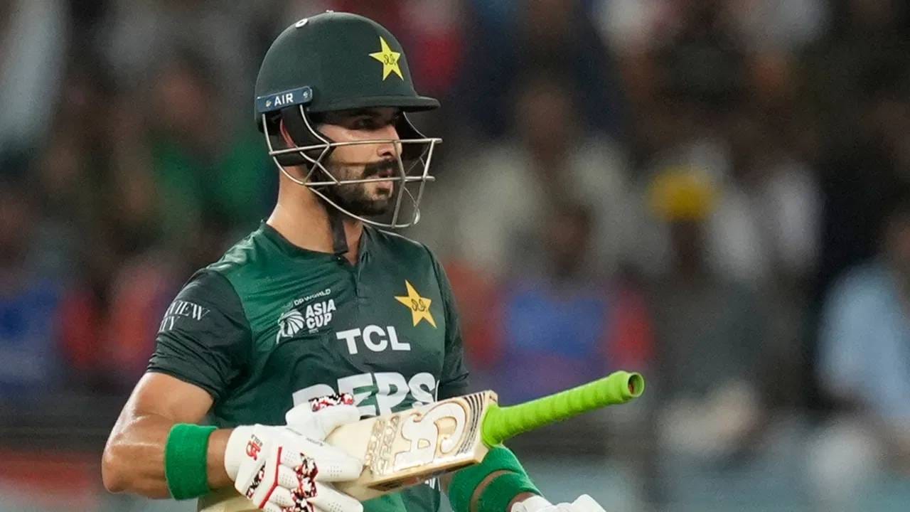 पाकिस्तान संघाचा ओपनर साहिबजादा फरहान ऑस्ट्रेलियाविरुद्धच्या टी20 मालिकेतील पहिल्याच सामन्यात गोल्डन डकवर बाद झाला. त्यामुळे पाकिस्तानच्या नावावर आणखी एक नकोसा विक्रम प्रस्थापित झाला आहे. असा विक्रम कोणत्याही क्रीडाप्रेमीला नकोसाच असतो. पण पाकिस्तानी संघ नको त्या पंगतीत पहिल्या स्थानावर बसला आहे. (Photo- PTI)