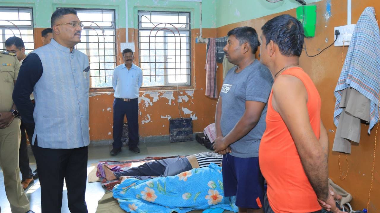 आज मुंबईतील परळ बसस्थानकाला दिलेल्या अचानक भेटीदरम्यान मंत्री सरनाईक यांनी चालक-वाहकांच्या विश्रांतीगृहांची पाहणी केली. यावेळी विश्रांतीगृहांमध्ये अनेक ठिकाणी दारूच्या रिकाम्या बाटल्या आढळून आल्या, तसेच काही कर्मचाऱ्यांकडून मद्यपान केल्याची दुर्गंधी येत असल्याचे निदर्शनास आले. या गंभीर प्रकारामुळे संतप्त झालेल्या मंत्री सरनाईक यांनी तेथे उपस्थित वरिष्ठ अधिकाऱ्यांना चांगलेच धारेवर धरले.