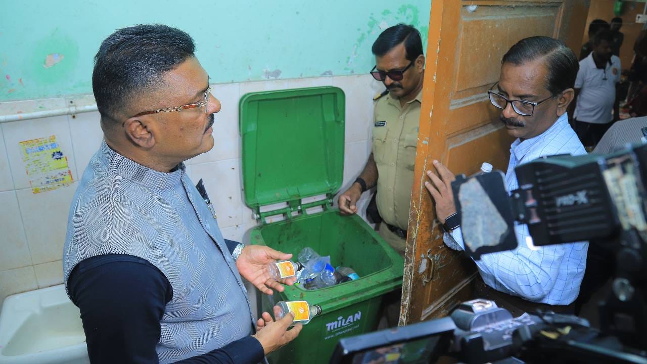 कर्तव्यावर असताना मद्यपान करणाऱ्या एसटीच्या चालक व इतर कर्मचाऱ्यांना कोणतीही तडजोड न करता तातडीने निलंबित करण्याचे सक्त निर्देश परिवहन मंत्री तथा एसटी महामंडळाचे अध्यक्ष प्रताप सरनाईक यांनी दिले आहेत. तसेच आज आढळून आलेल्या गैरप्रकारांबाबत स्वतंत्र विभागीय चौकशी समिती नेमून, अहवालाच्या आधारे दोषींवर कडक कारवाई करण्याचे निर्देश देण्यात आले.