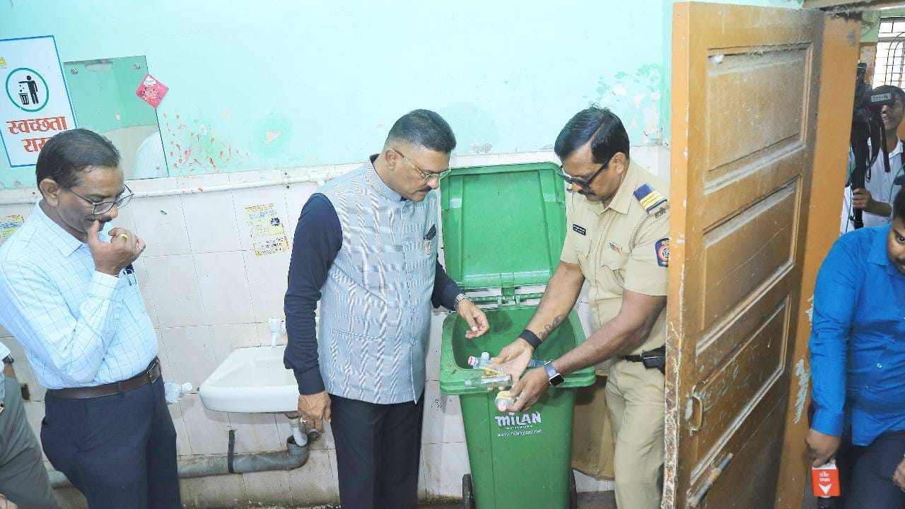 या दौऱ्यात मंत्री सरनाईक यांनी बसस्थानकातील स्वच्छता, प्रसाधनगृहे आणि बसेसच्या नियोजनाचीही पाहणी केली. प्रवाशांच्या सुरक्षितता व सुखसुविधांबाबत अधिक दक्ष राहण्याच्या स्पष्ट सूचना त्यांनी संबंधित अधिकाऱ्यांना दिल्या.