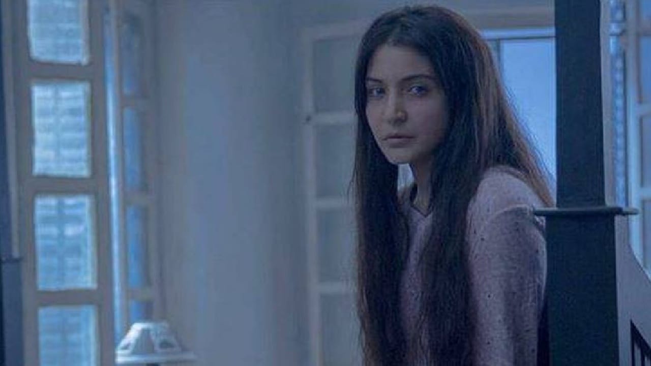 ‘परी’ चित्रपटाची कथा जिन्नांच्या जगाभोवती फिरते. चित्रपटात एका रहस्यमय आणि धोकादायक कल्टचा उल्लेख आहे, जो वाईट शक्तींच्या मदतीने आपला वंश पुढे नेण्याचा प्रयत्न करतो.