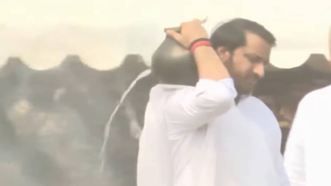 अजित पवार यांना अखेरचा निरोप देताना पक्षाच्या नेत्यांना अश्रू अनावर झाले, तर राज्यभरातील कार्यकर्त्यांनी शोकमग्न अवस्थेत त्यांना अंतिम निरोप दिला. 
