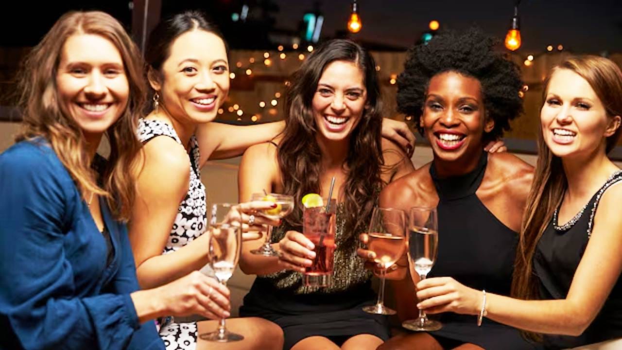 इंडियन कॉन्ट्रॅक्ट ॲक्टचे कलम  73 अंतर्गत अशा मित्राला कोर्टात ओढता येऊ शकते, असा पण दावा या सोशल मीडियावरील पोस्टमध्ये करण्यात आला आहे. पण कायद्यात अशी काही तरतूद आहे का?  याविषयीची खटला दाखल करता येतो का, याची चर्चा सुरू आहे. 