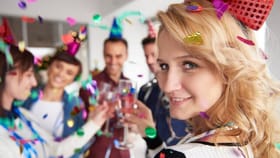 पार्टी देण्याचा पक्का वायदा, पण मित्राचा बदलला इरादा? केस ठोकू शकता का.