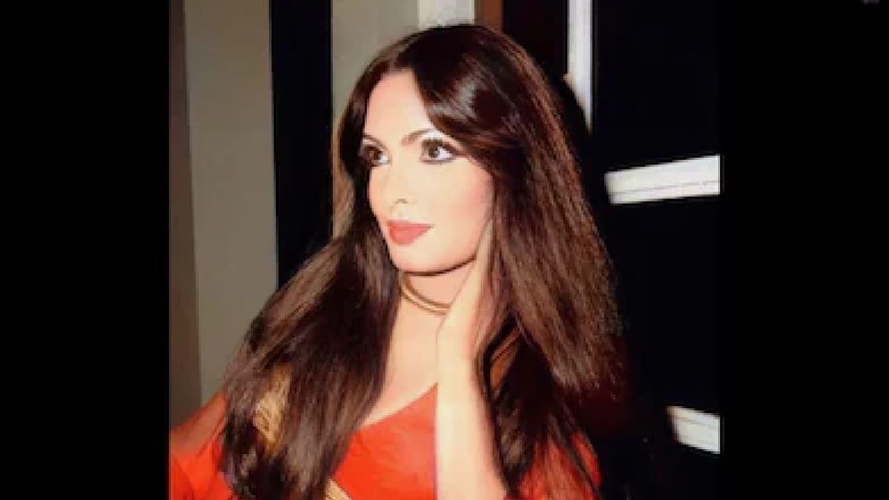 परवीन बाबींच्या मानसिक आजाराचे पहिले साक्षीदार महेश भट्ट होते. 1979 मधील एका संध्याकाळी ते परवीन यांच्या घरी गेले असता त्यांना धक्कादायक दृश्य पाहायला मिळाले. तेव्हा परवीन यांच्या हातात चाकू होता. त्या म्हणाल्या की, 'काहीही बोलू नका, या खोलीत रेकॉर्डिंग डिव्हाइस लावले आहे. हे लोक मला मारू पाहत आहेत.'