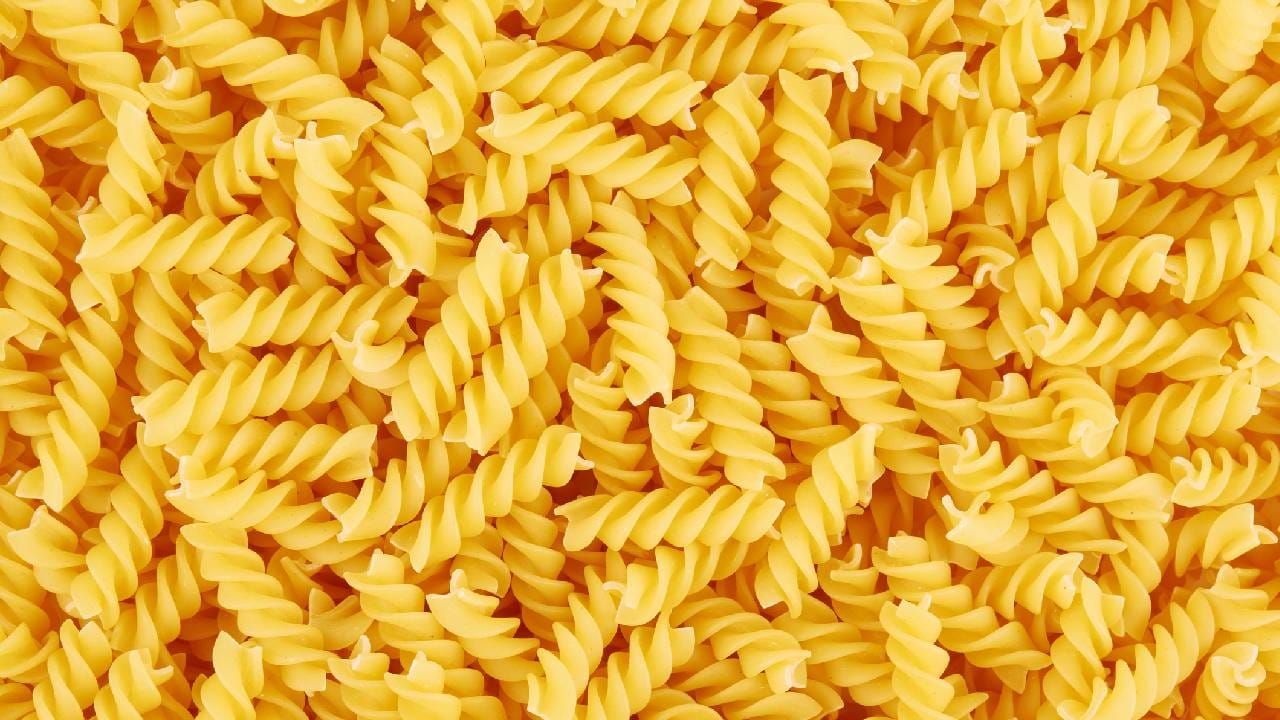 13 व्या शतकात मार्को पोलोने चीनमधून पास्ता आणला ही लोकप्रिय कथा बऱ्याच प्रमाणात काल्पनिक आहे. मार्को पोलो आशियातून परतण्यापूर्वी इटालियन लोक पास्ता खात होते याची कागदपत्रांवरून पुष्टी मिळते. ज्यामुळे ही कथा खरं नव्हे तर दंतकथा बनली. 