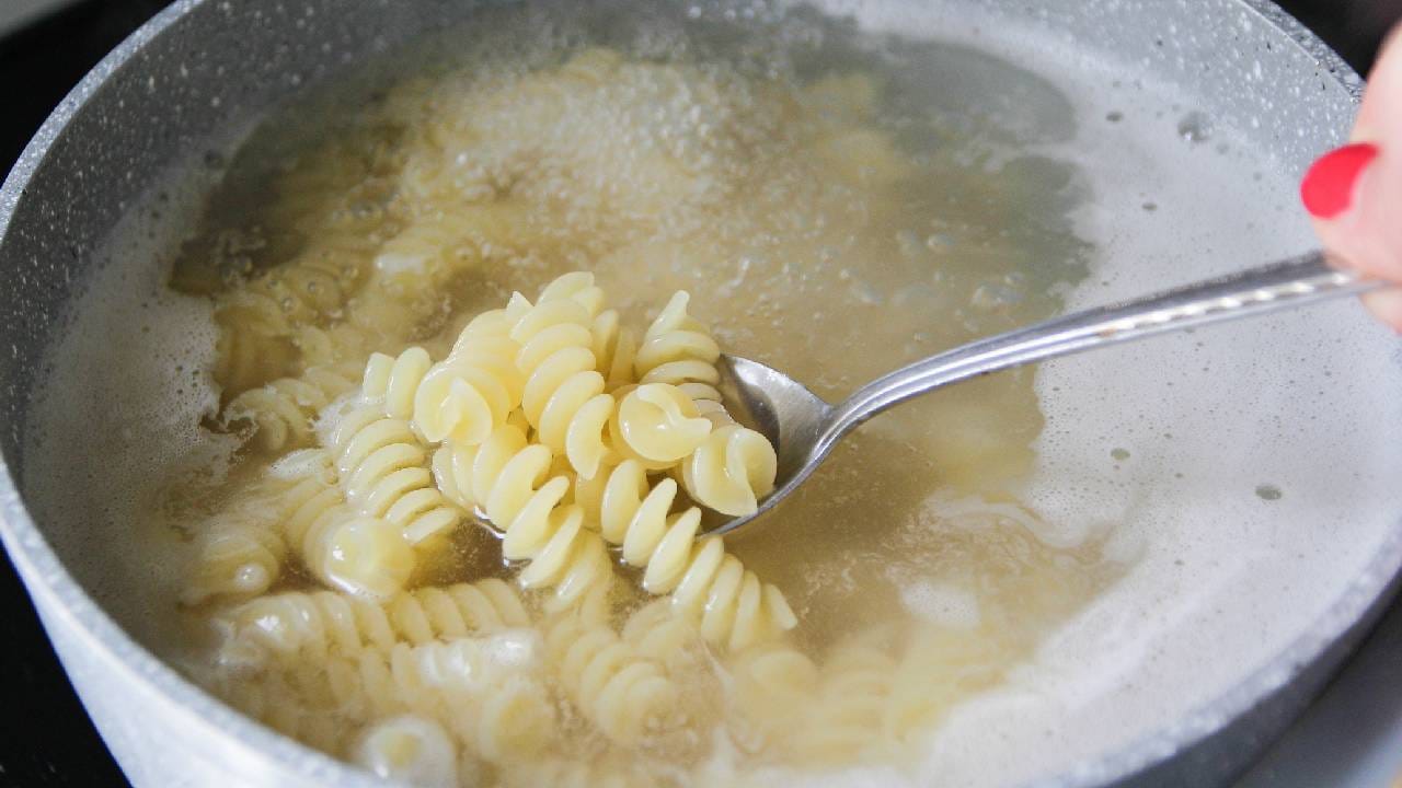 इटालियन लोक युरोप आणि अमेरिकेत स्थलांतरित होत असताना, पास्ता त्यांच्यासोबत सगळीकडे पसरला. कालांतराने, पास्ता हा इटालियन पाककृतीचे जागतिक प्रतीक बनला.