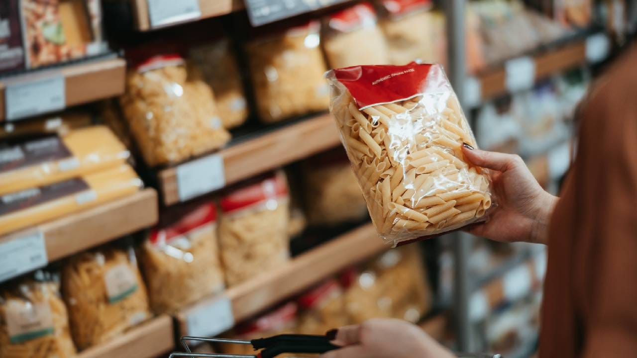 17 व्या शतकात नेपल्स हे मोठ्या प्रमाणात पास्ता उत्पादनाचे केंद्र होते. खरंतर पास्ता हा स्वस्त, पोटभर आणि टिकाऊ पदार्थ होता, ज्यामुळे तो स्थानिक कामगार वर्गासाठी परिपूर्ण अन्न ठरायचा. त्यामुळे त्याची लोकप्रियाता वाढू लागली. 