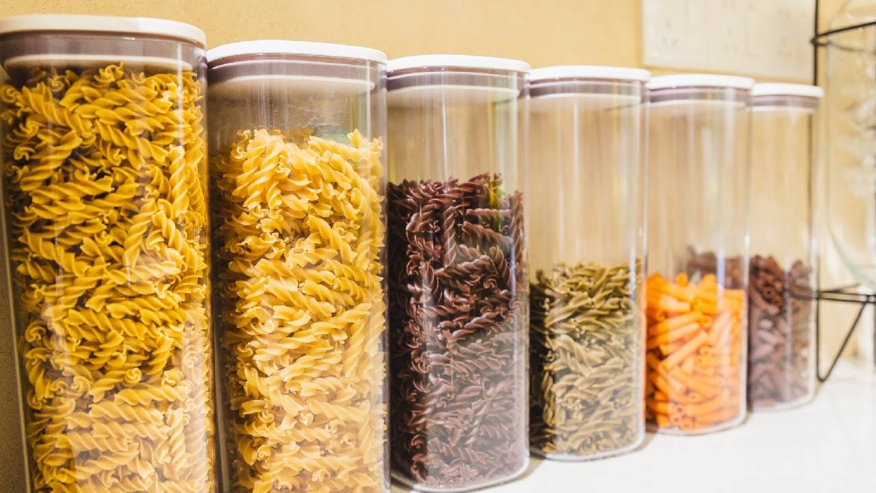 इ.स.पूर्व चौथ्या शतकातील एट्रस्कन थडग्यांमधून मिळालेल्या पुरातत्वीय निष्कर्षांवरून पास्ता बनवण्याच्या साधनांसारख्या वस्तूंचे कोरीव काम दिसून येते.