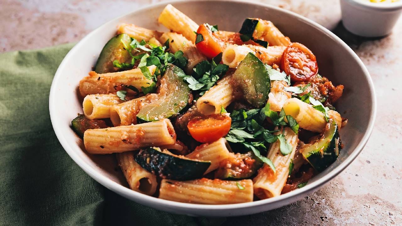 Pasta Origin : पास्ता हा जगातील सर्वात प्रिय पदार्थांपैकी एक आहे, अनेकांना विविध प्रकारचा पास्ता खायला आवडतं. पण तो कुठू आला, त्याचा शोध कोणी लावला  यामागची खरी कहाणी लोकांना माहीत नसेल. बरेच लोक पास्ताचा संबंध चीन किंवा मार्को पोलोशी जोडतात, परंतु इतिहास त्याहूनही अधिक मनोरंजक आहे. ही कथा प्राचीन इटली, अरब जग आणि भूमध्यसागरीय व्यापार मार्गांपर्यंत पसरलेली आहे. पास्ताचा शोध कोणत्या देशाने लावला ते जाणून घेऊया. (Photo Credit  - Getty Images) 