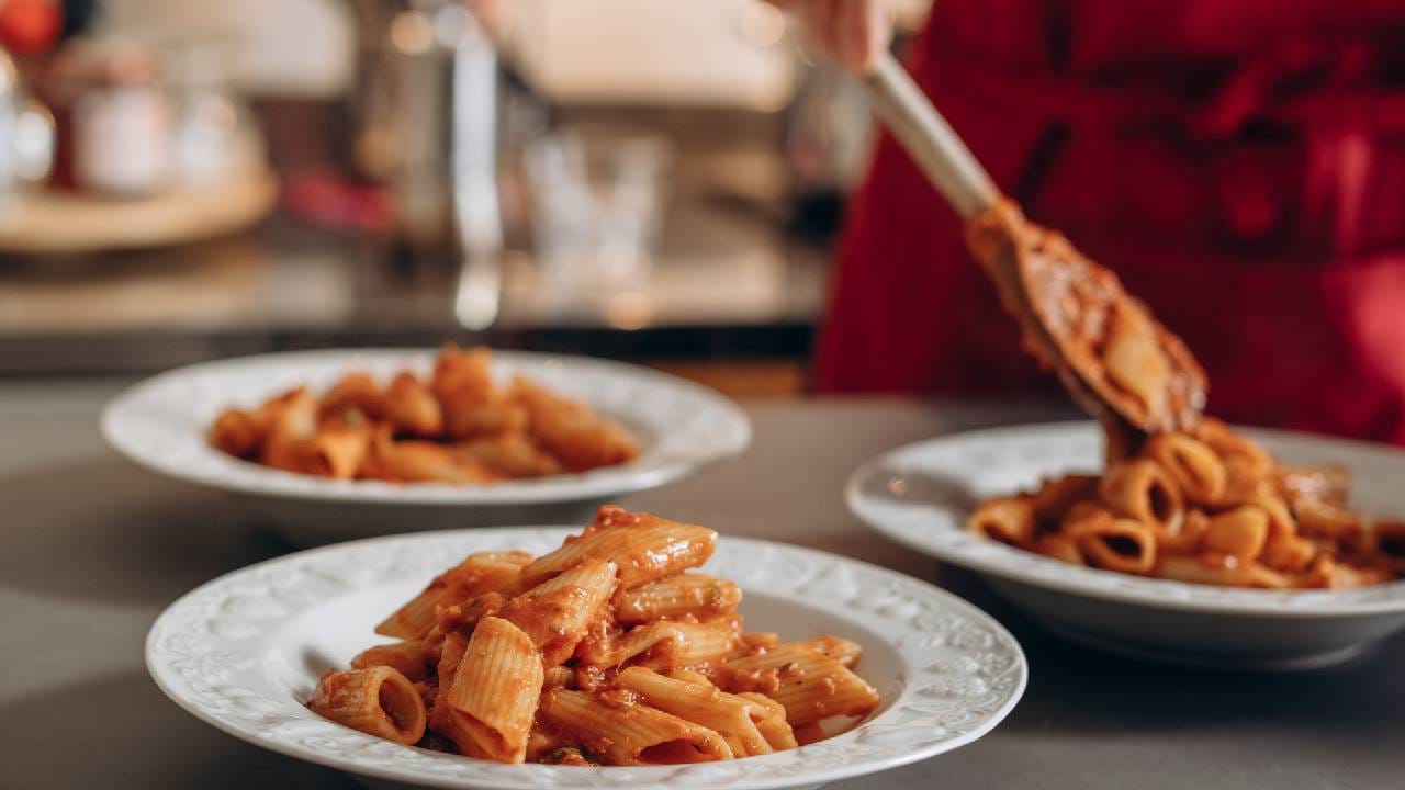 पास्ताला आधुनिक स्वरूप देणारा देश म्हणून इटलीला ओळखले जाते. नूडल्ससारखे पदार्थ इतरत्र अस्तित्वात असले तरी, इटलीमध्येच पास्ता एक मुख्य अन्न म्हणून विकसित झाला.