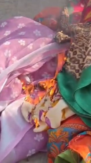 अकोला : उमेदवारांनी वाटलेल्या साड्या महिलांनी पेटवल्या