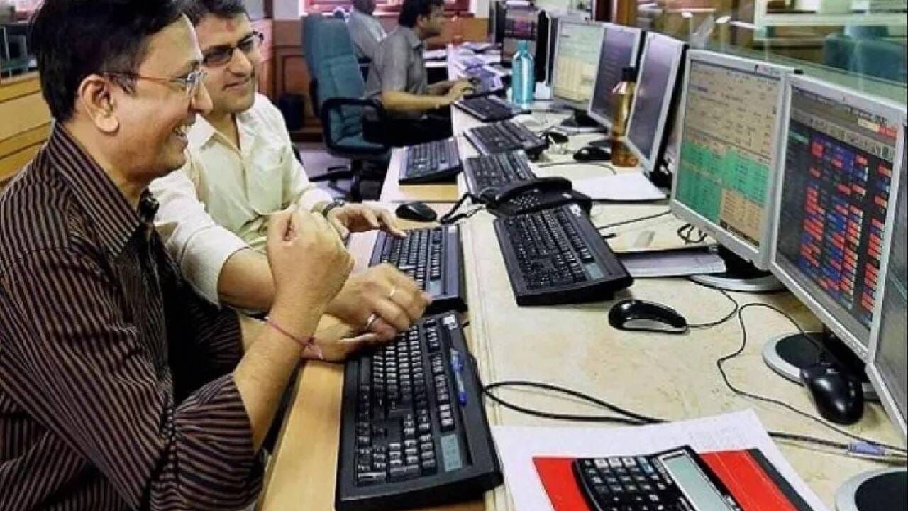 Pushpak AI कंपनीत Advance Technologies ने पूर्ण वाटा घेतला आहे. 100 टक्के अधिग्रहण केले आहे. सध्या एआयचे बाजारात गारुड आहे. भविष्यातील नांदी ओळखत या कंपनीने हैदराबाद येथील एआय कंपनी खरेदी केली आहे. जगात 2032 पर्यंत एआयचे मार्केट 2.4 ट्रिलियन डॉलरपर्यंत पोहचण्याची दाट शक्यता वर्तवली जात आहे. 