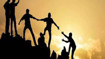 घरात किंवा बाहेर... अशा लोकांवर कधी विश्वास ठेवूच नका... लागेल मोठी ठेच