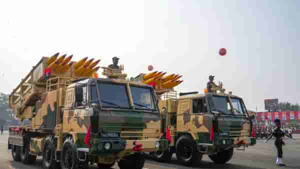 Pinaka Rocket System : भारताने या देशाला विकली सर्वात डेंजर पिनाका रॉकेट सिस्टिम, 44 सेकंदात 72 रॉकेट्स डागण्याची क्षमता