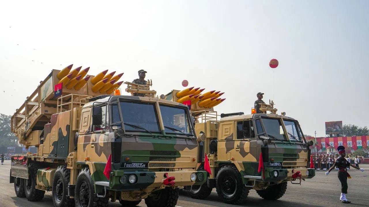 Pinaka Rocket System : भारताने या देशाला विकली सर्वात डेंजर पिनाका रॉकेट सिस्टिम, 44 सेकंदात 72 रॉकेट्स डागण्याची क्षमता Pinaka Rocket System : भारताने या देशाला विकली सर्वात डेंजर पिनाका रॉकेट सिस्टिम, 44 सेकंदात 72 रॉकेट्स डागण्याची क्षमता
