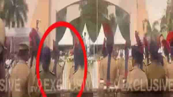 Ajit Pawar Funeral : मोठी बातमी, अजितदादांना अंत्यसंस्कारावेळी अखेरची सलामी देताना पोलिसाकडून मिसफायर VIDEO