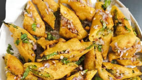 बघताच तोंडाला पाणी सुटेल, 5 मिनिटांमध्ये घरीच बनवा मिरची वडा, सर्वात...