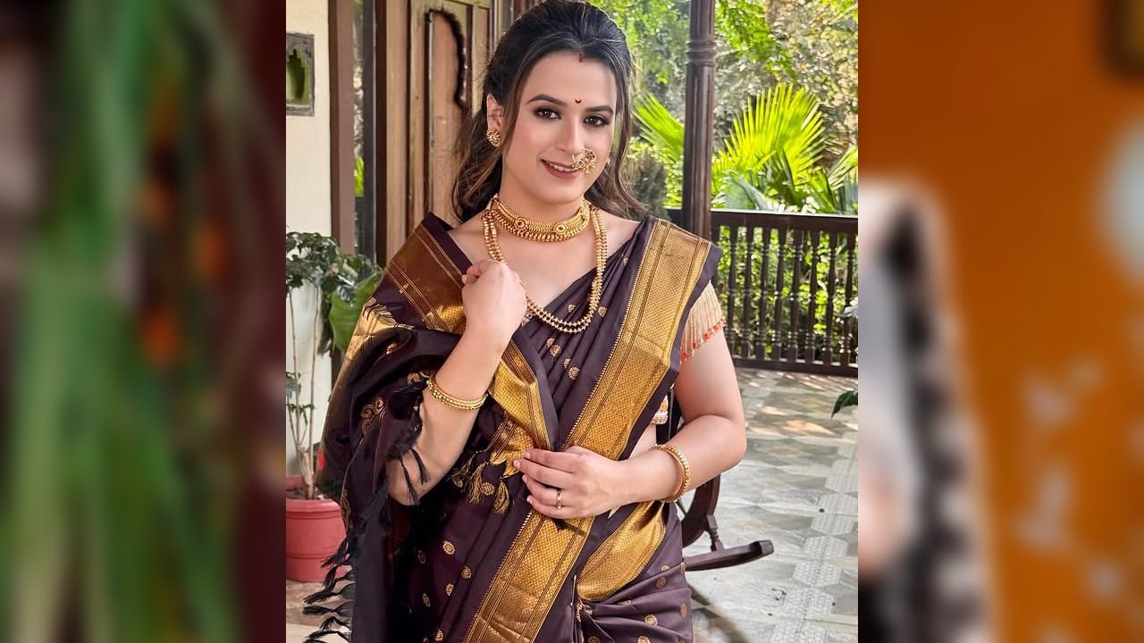 साडीवर तिने घातलेला ब्लाउज हा तिच्या संपूर्ण लूकला एकदम परफेक्ट दिसत आहे.  मेकअपबाबत बोलायचं झालं तर प्राजक्ताने फार जड मेकअप न करता नॅचरल लूक निवडला आहे. 