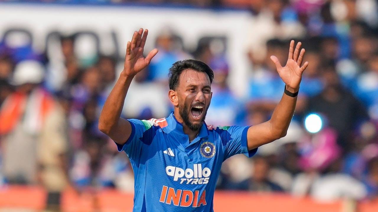 वेगवान गोलंदाज प्रसिद्ध कृष्णाला वारंवार संधी दिल्या जात आहेत. पण त्याच्या गोलंदाजीला काही धार चढताना दिसत नाही. त्यालाही संघातून वगळलं जाऊ शकतं. पहिल्या दोन सामन्याच सुमार कामगिरी केल्याने तिसऱ्या सामन्यात त्याला घेतलं नाही. त्याने फक्त तीन विकेट घेतल्या आणि खूप धावा दिल्या. (Photo- PTI)