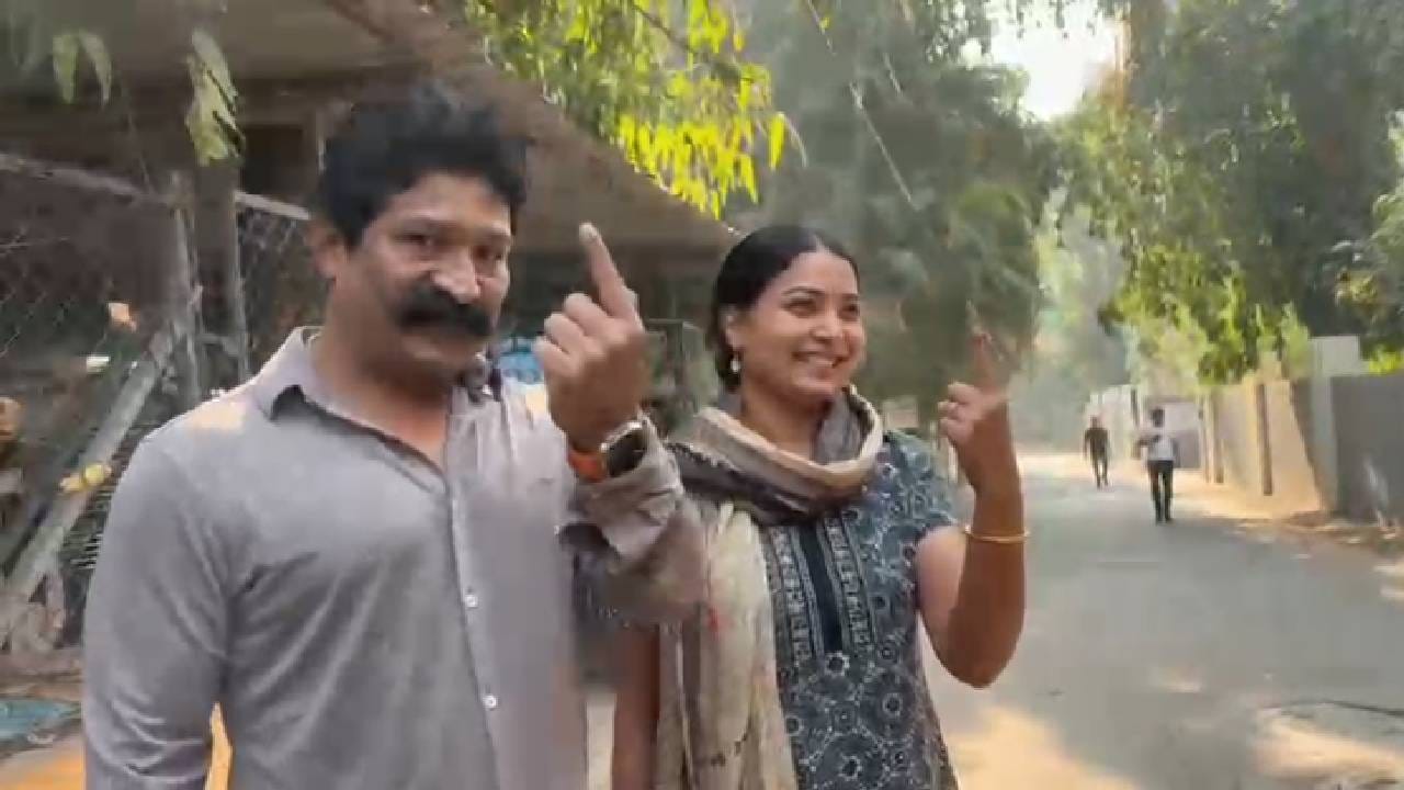 अभिनेता प्रवीण तरडे यांनीही पुण्यात मतदानाचा हक्क बजावला. पत्नीसह मतदान केंद्रावर जाऊन त्यांनी मतदान केलं.