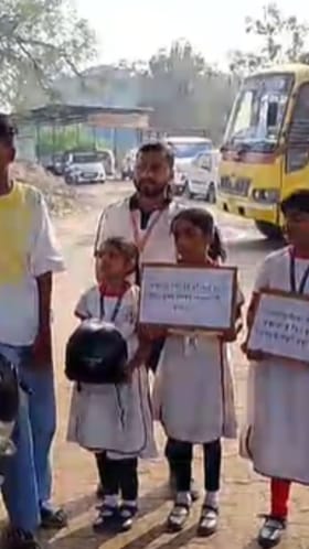 नंदुरबारमध्ये विद्यार्थ्यांकडून हेल्मेट वापराबद्दल जनजागृृती.