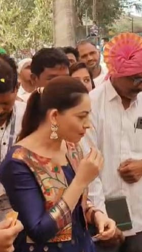 अभिनेत्री सोनाली कुलकर्णी यांच्याकडून केली जातंय जनजागृती.