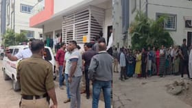 पांढऱ्याशुभ्र फरशीवर रक्ताचा सडा ! आधी मुलाला मारलं, मुलीकडे धाव घेताच.