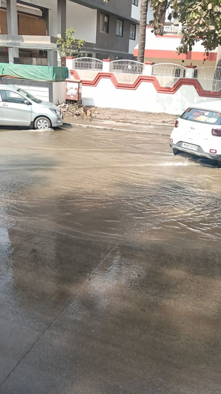 पुणे : विश्रांतवाडीत पिण्याच्या पाण्याची पाईपलाईन फुटली, रस्त्यावर साचले पाणी