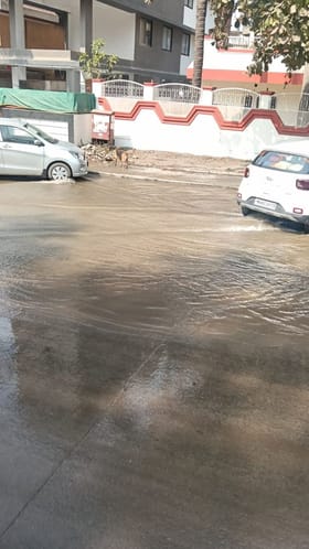 पुणे : विश्रांतवाडीत पिण्याच्या पाण्याची पाईपलाईन फुटली, रस्त्यावर साचले पाणी.